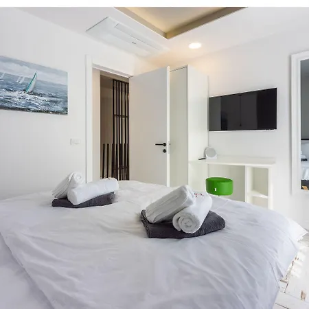 Atemberaubende Am Liebespfad Mit Privatpool, Meerblick, Moskitonetzen, Bbq-bereich Crikvenica